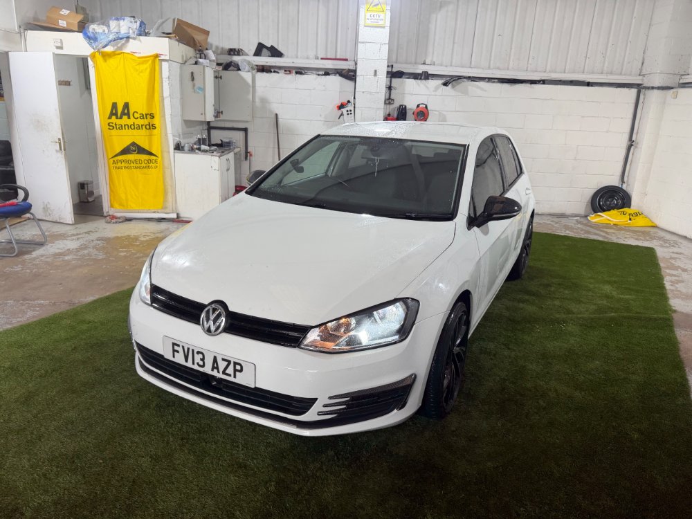 White Volkswagen Golf 1.6 TDI BlueMotion Tech SE Hatchback 5dr Diesel DSG Euro 5 s/s 105 ps