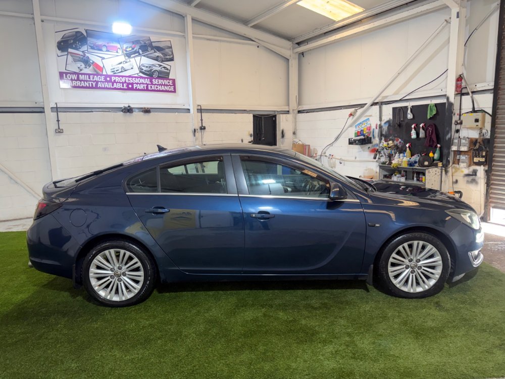 Blue 2014 Vauxhall Insignia 2.0 CDTi ecoFLEX Design Nav Hatchback 5dr Diesel Manual Euro 5 s/s 140 ps in Dewsbury