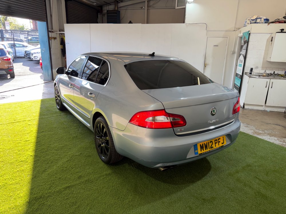 2012 Skoda Superb Hatchback 2.0 TDI Elegance Hatchback 5dr Diesel DSG 4WD Euro 5 140 ps