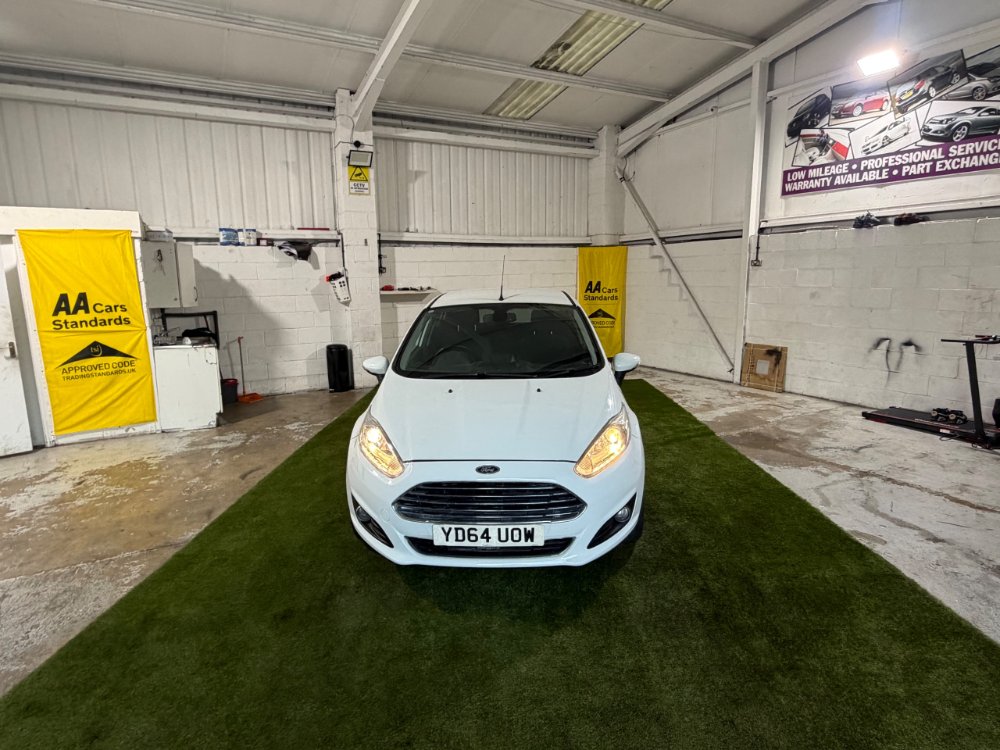 White 2014 Ford Fiesta 1.0T EcoBoost Titanium Hatchback 5dr Petrol Manual Euro 5 s/s 100 ps in Dewsbury