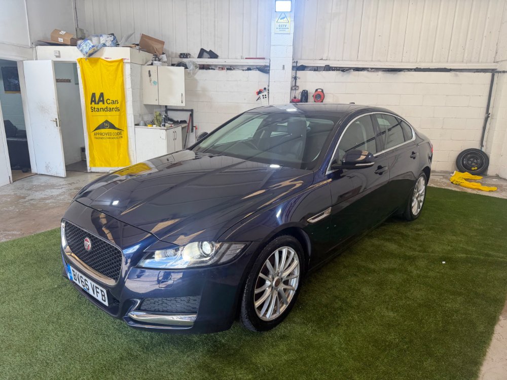 Blue Jaguar XF 2.0d Prestige Saloon 4dr Diesel Auto Euro 6 s/s 163 ps