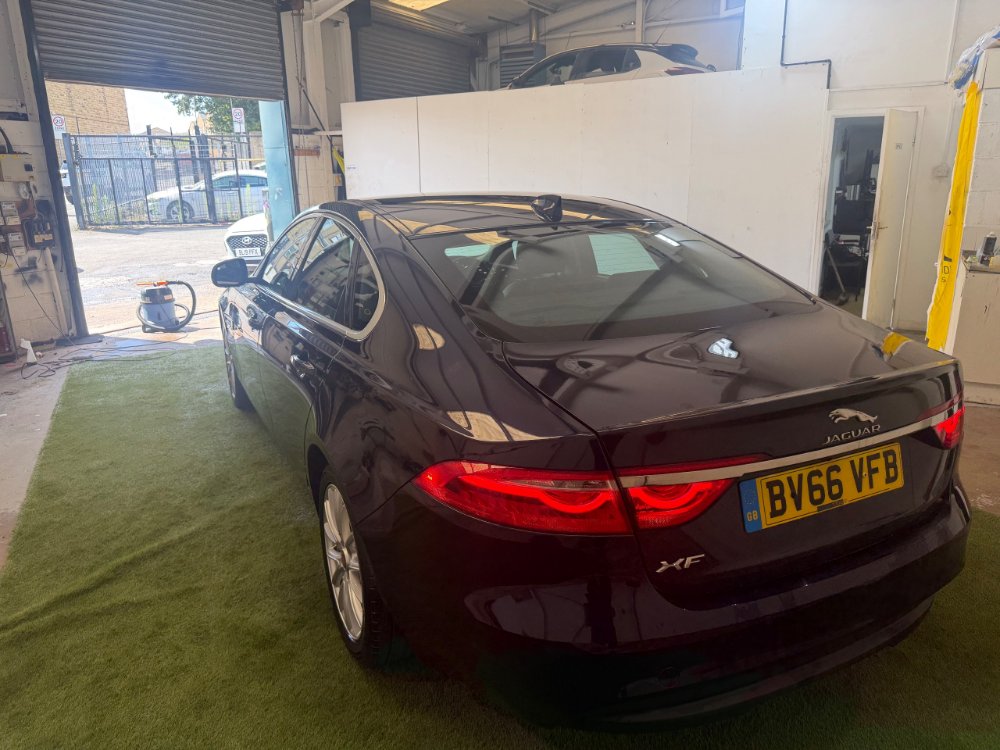 Blue 2016 Jaguar XF 2.0d Prestige Saloon 4dr Diesel Auto Euro 6 s/s 163 ps in Dewsbury