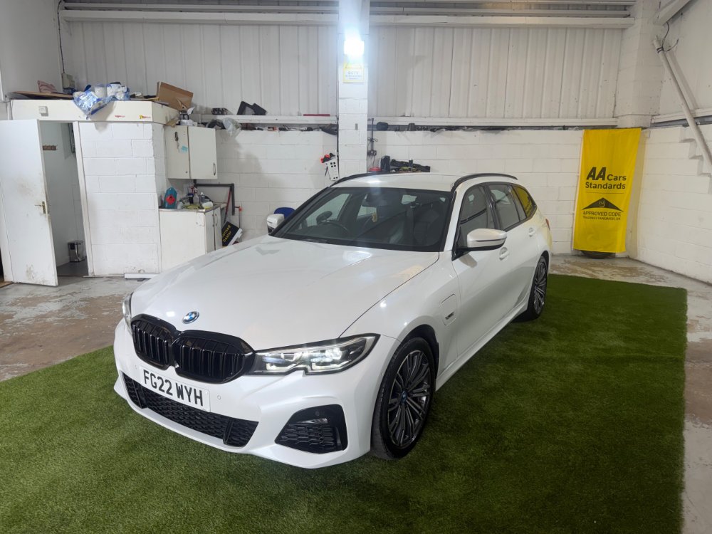 White BMW 3 Series 2.0 330e 12kWh M Sport Touring 5dr Petrol Plug-in Hybrid Auto Euro 6 s/s 292 ps
