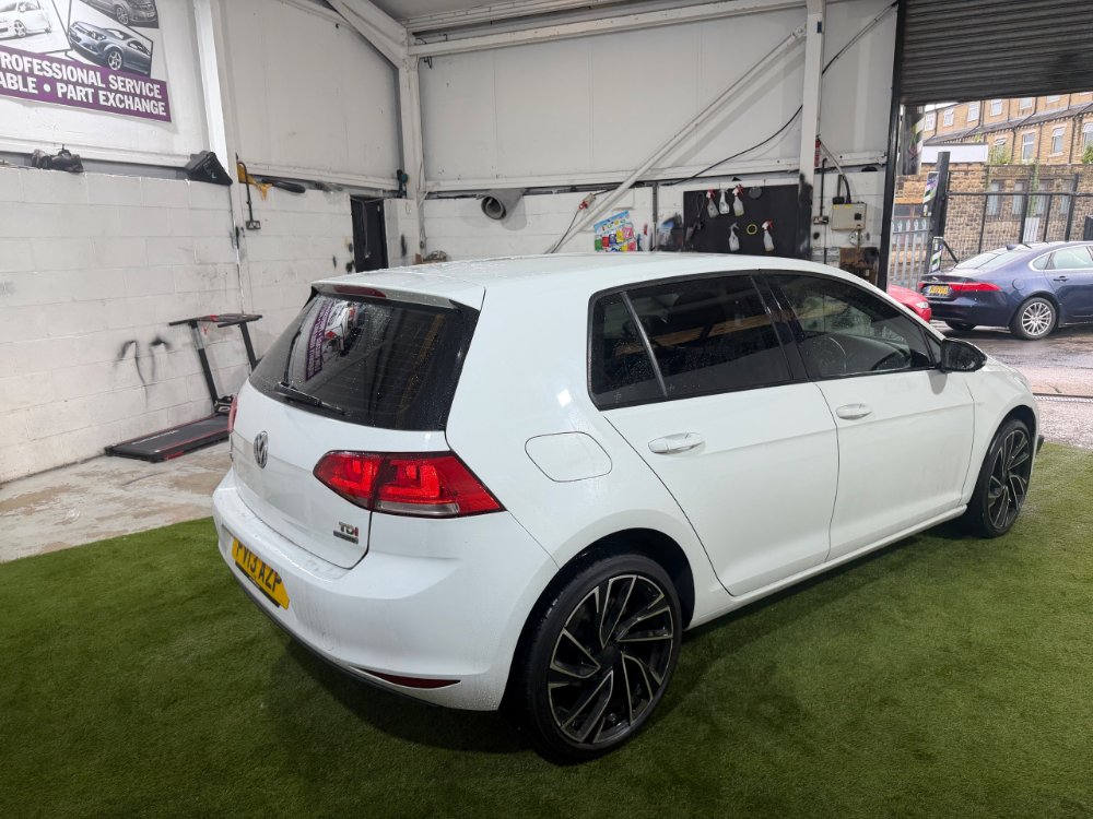 White 2013 Volkswagen Golf 1.6 TDI BlueMotion Tech SE Hatchback 5dr Diesel DSG Euro 5 s/s 105 ps in Dewsbury