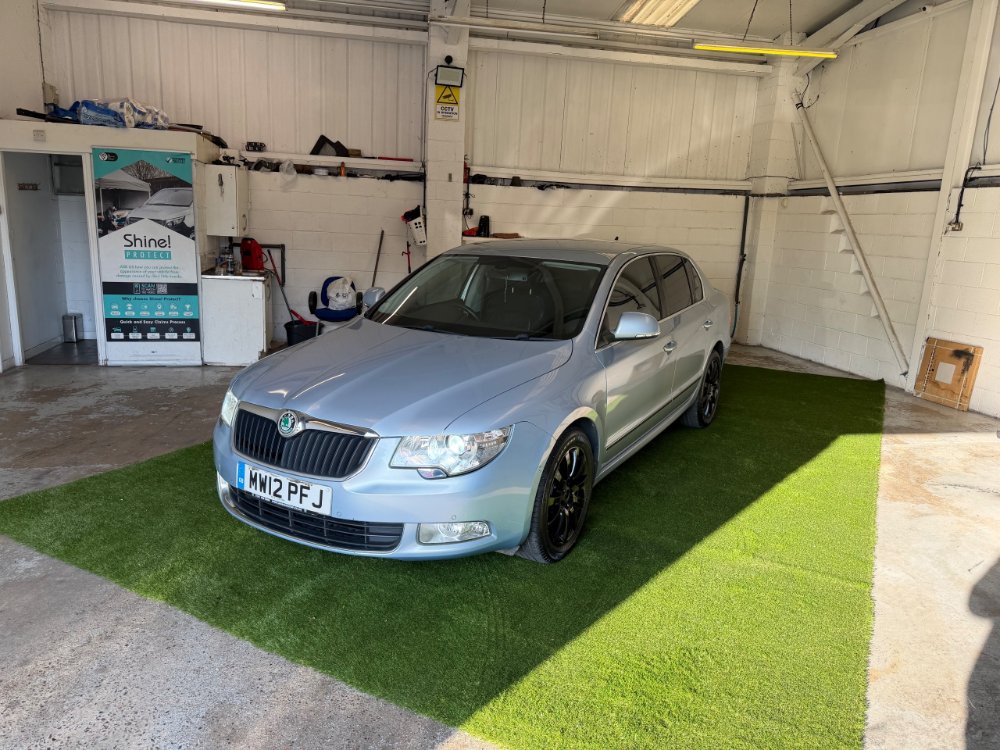 Blue Skoda Superb 2.0 TDI Elegance Hatchback 5dr Diesel DSG 4WD Euro 5 140 ps